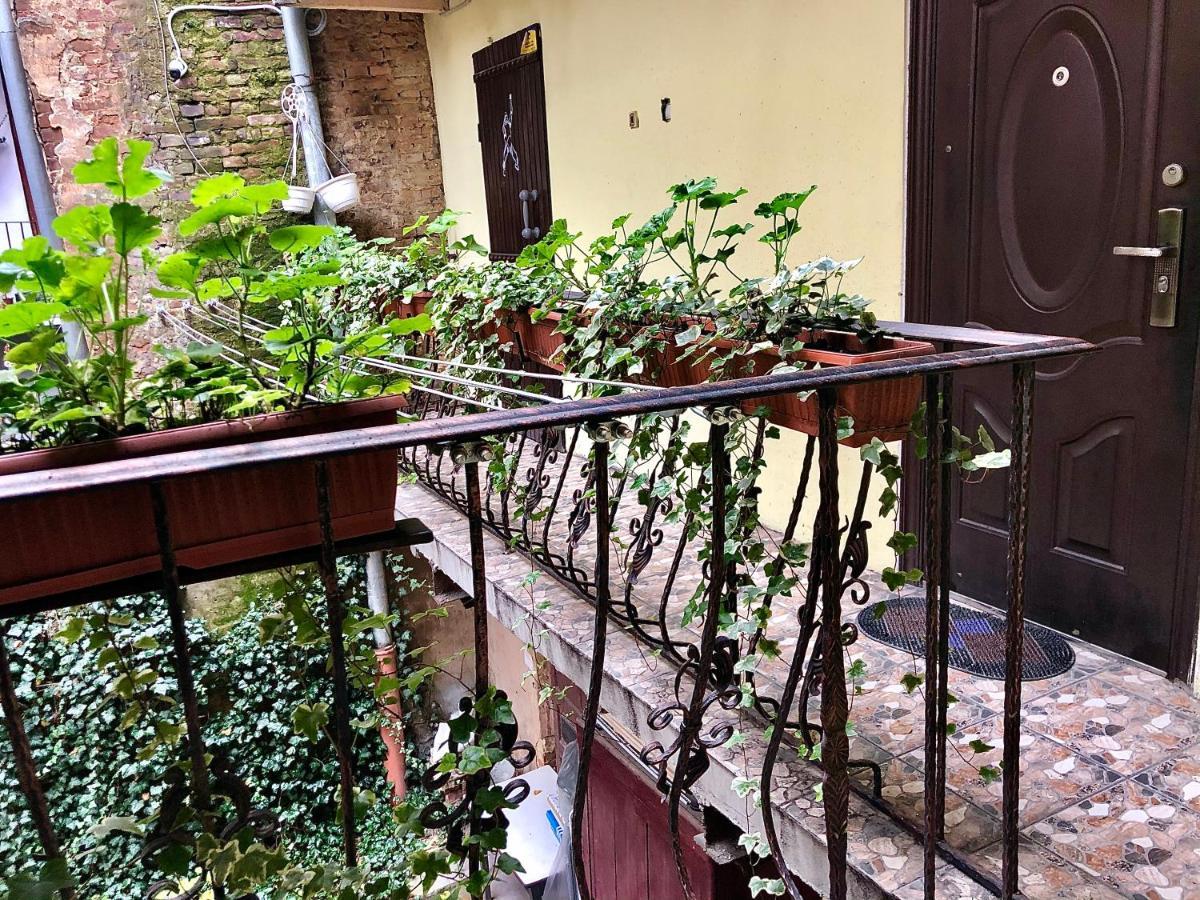 Romantic Apartments- In Historical Center Лвив Екстериор снимка